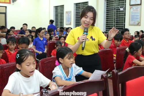 Đồng hành cùng các em là cô Nguyễn Thùy Danh (37 tuổi, giáo viên Trường Tiểu học Nam Giang). Bằng sự tận tâm và tình yêu dành cho dân ca xứ Nghệ, cô hướng dẫn từng câu hát, cách lấy hơi, nhả chữ và truyền tải ý nghĩa của mỗi làn điệu ví, giặm đến thiếu nhi.
