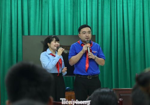 Anh Hồ Phúc Hải - Phó Bí thư Thường trực Tỉnh Đoàn Nghệ An cùng chị Trịnh Thị Hằng - Phó Chủ tịch Hội đồng Đội tỉnh Nghệ An đến động viên, cùng hát, giao lưu với các em thiếu nhi, tạo không khí gần gũi, sôi nổi.