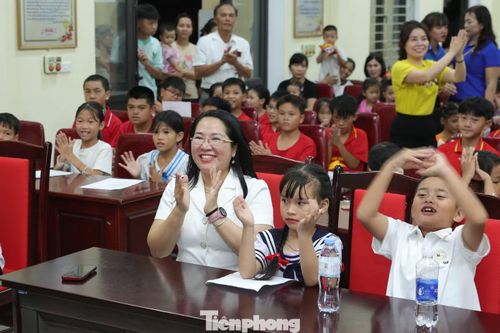 Tiếng hát dân ca vì thế trở thành "chất keo" kết nối các em nhỏ với nhau, làm mỗi buổi sinh hoạt hè thêm sôi nổi, giàu cảm xúc. Không còn khoảng cách giữa việc học và vui chơi, các em được tiếp cận di sản bằng chính sự hồn nhiên, say mê của tuổi thơ. Các buổi sinh hoạt hè luôn có sự đồng hành của cán bộ xóm, đoàn viên thanh niên. Nhiều phụ huynh, ông bà cũng dành thời gian đến theo dõi, cổ vũ con, cháu mình trong từng buổi sinh hoạt.