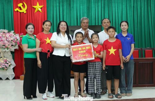 Dân ca ví, giặm Nghệ Tĩnh đã được UNESCO ghi danh là Di sản văn hóa phi vật thể đại diện của nhân loại. Giá trị của di sản không chỉ nằm ở những làn điệu mộc mạc, sâu lắng mà còn ở sức sống được tiếp nối qua từng thế hệ. Bởi vậy, việc đưa dân ca vào các hoạt động hè không đơn thuần là dạy các em biết hát, mà còn là cách gieo những hạt mầm văn hóa, nuôi dưỡng tình yêu quê hương, bồi đắp bản sắc dân tộc ngay từ tuổi thơ. Trong ảnh, chị Nguyễn Thị Phương Thúy - Bí thư Đảng ủy xã Kim Liên đại diện chính quyền địa phương xã đến động viên, tặng quà cho các em thiếu nhi trong buổi sinh hoạt hè và học hát dân ca ví, giặm.
