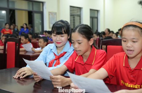 Không gian sinh hoạt hè vì thế không chỉ ngập tràn tiếng cười mà còn vang lên những câu hát đằm thắm, mộc mạc. Ban đầu còn e dè, nhiều em nhỏ dần mạnh dạn cất tiếng hát, làm quen với từng làn điệu, từng nhịp phách. Qua mỗi buổi học, các em không chỉ biết thêm một bài dân ca mà còn hiểu hơn về lịch sử, bản sắc văn hóa của quê hương mình.