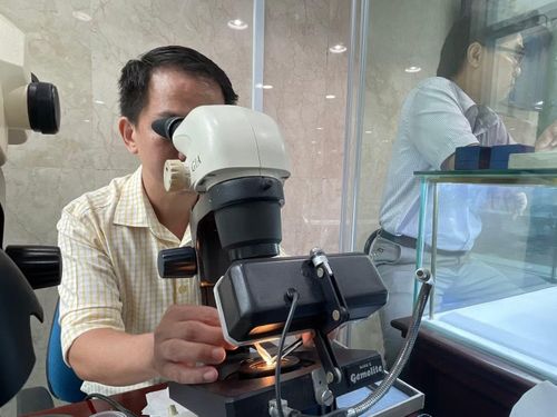 Kiểm định kim cương tại SJC.