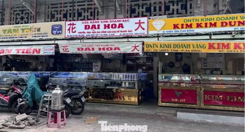 Phố vàng bạc, khu chuyên doanh trang sức, đá quý ở TPHCM trầm lắng trong bối cảnh giá vàng giảm mạnh.