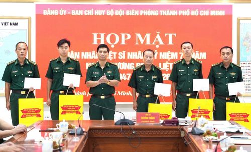 Đại tá Đỗ Vĩnh Thăng trao quà tri ân thân nhân liệt sĩ và người thờ cúng liệt sĩ đang công tác trong đơn vị. Ảnh: Quang Tiến
