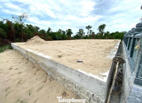 2 công trình lăng mộ trái phép trên đất trồng cây đã được tháo dỡ.