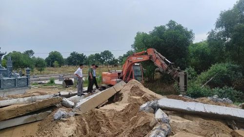 Đơn vị chức năng xã Đông Lộc giám sát tháo dỡ 2 khu lăng mộ xây trái phép. Ảnh: Phùng Ngọc Tú