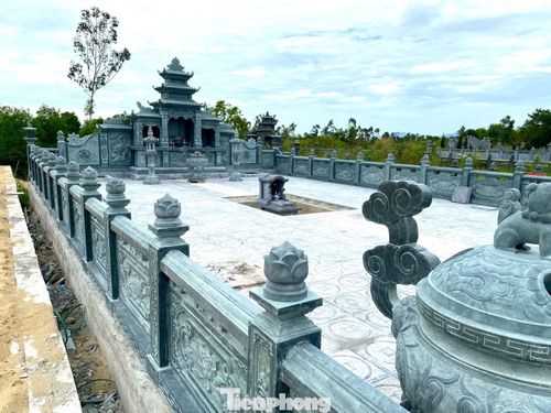 Hiện vẫn còn 1 khu lăng mộ chưa được tháo dỡ.