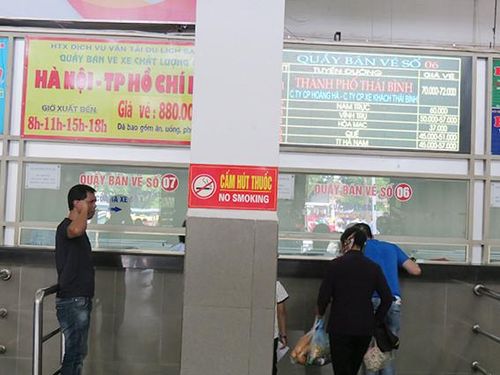 Theo quy định hiện hành, mức phạt tiền đối với hành vi hút thuốc nơi công cộng dao động từ 200.000 đến 500.000 đồng.