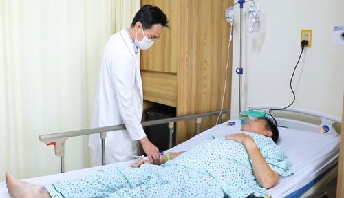 Ông T. sau phẫu thuật. Ảnh: BSCC.