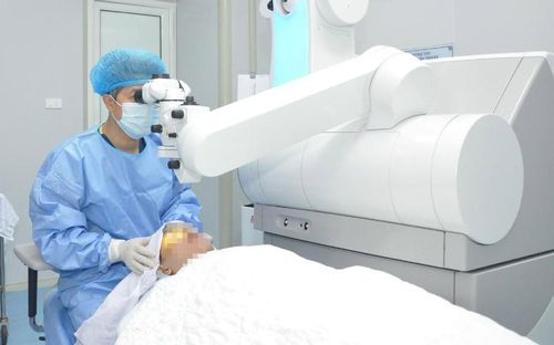Một ca mổ khúc xạ tại Bệnh viện Mắt Trung ương. Ảnh: BVCC.