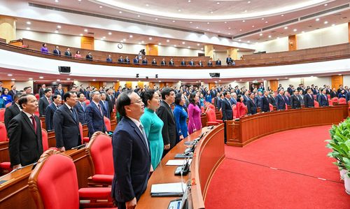 Các đại biểu thực hiện nghi thức chào cờ tại phiên bế mạc. Ảnh: Cổng TTĐT Đảng Cộng sản