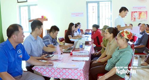 Tổ công tác và Đoàn Thanh niên xã Thành Bình Thọ về thôn, bản để thu thập thông tin dữ liệu đất đai. Ảnh: CSCC