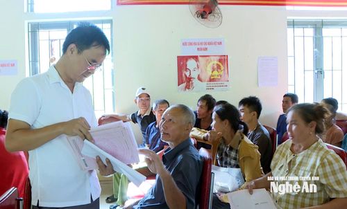 Phó Chủ tịch UBND xã Thành Bình Thọ Nguyễn Văn Thái trao đổi với người dân về việc thu thập dữ liệu đất đai tại bản Bộng. Ảnh: CSCC