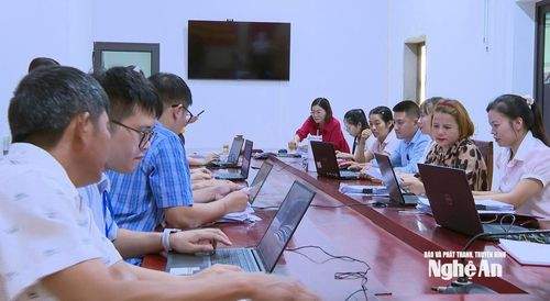 Xã Quang Đồng huy động các lực lượng để nhập cơ sở dữ liệu đất đai. Ảnh: PV