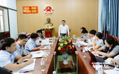 Đồng chí Phùng Thành Vinh - Phó Chủ tịch UBND tỉnh, Trưởng ban Chỉ đạo cấp tỉnh làm việc tại xã Hoa Quân về tiến độ xây dựng cơ sở dữ liệu đất đai. Ảnh: Thanh Hường