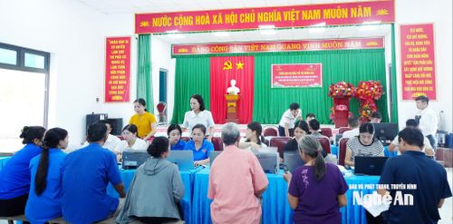 Xã Đại Huệ huy động các lực lượng hỗ trợ nhân dân kê khai cấp giấy chứng nhận quyền sử dụng đất lần đầu, cấp đổi giấy chứng nhận tại xóm 9 vào ngày nghỉ cuối tuần. Ảnh: Mai Hương