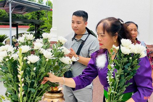 Du khách dâng hoa và tri ân tưởng nhớ tại khu mộ 10 nữ TNXP.