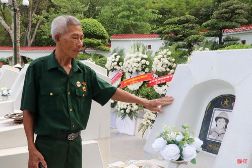 Ông Phạm Tiến Quế, cựu chiến binh xã Tân Lạc (tỉnh Phú Thọ) xúc động khi đứng trước khu mộ 10 nữ TNXP.