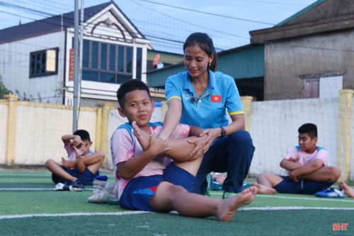 Từ khởi động, chuyền bóng, rê bóng đến dứt điểm đều được chị hướng dẫn theo giáo án phù hợp với từng lứa tuổi.