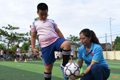 Nhận thấy nhiều học sinh yêu thích bóng đá nhưng thiếu môi trường rèn luyện bài bản, đầu năm 2024 chị quyết định thành lập CLB Bóng đá Trường Tiểu học Cẩm Thạch.