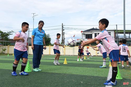 Dù không còn thi đấu, tình yêu với trái bóng tròn vẫn thôi thúc chị tìm cách truyền lại kinh nghiệm và niềm đam mê cho thế hệ trẻ.