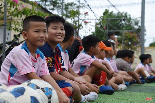 Em Nguyễn Bảo Nam (phía ngoài bên trái) - CLB Bóng đá Trường Tiểu học Cẩm Thạch cho biết: "Con rất thích được cô Hải Hòa dạy đá bóng. Con học được nhiều kỹ năng mới và có thêm nhiều bạn hơn ở CLB này".