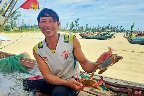 Ngư dân Phạm Ngọc Doanh (thôn Thống Nhất) cho biết: "Đây là thời điểm ghẹ xuất hiện nhiều nhất trong năm. Chúng thường kiếm ăn vào ban đêm nên khoảng 2 giờ sáng, chúng tôi đưa tàu ra cách bờ 4 - 5 hải lý để thả lưới. May mắn gặp luồng ghẹ, mỗi chuyến có thể đánh bắt được vài chục kg."