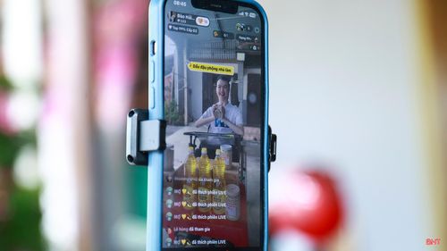 Kết thúc buổi livestream, tôi thường dành thời gian đọc lại từng bình luận và tin nhắn của người xem. Ngoài những lời hỏi mua hàng, nhiều người còn tìm đến để chia sẻ câu chuyện của chính họ. Những sự đồng cảm ấy trở thành động lực để tôi tiếp tục làm việc mỗi ngày.