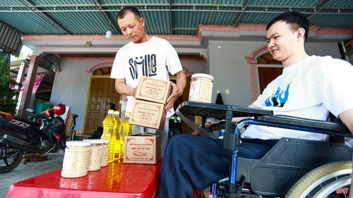 Bố luôn là người hỗ trợ đặc biệt những lúc tôi bán hàng.