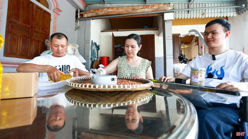 Bố mẹ là người kiểm tra, đóng gói từng đơn hàng trước khi gửi đến khách. Mỗi đơn hàng được gửi đi là thành quả của sự đồng hành và yêu thương mà gia đình dành cho tôi.