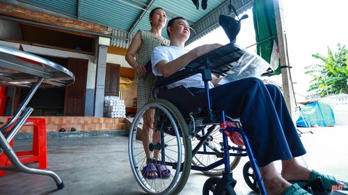 Tôi còn nhớ những ngày đầu sau tai nạn, bản thân luôn sống trong mặc cảm và tự ti. Có lúc, tôi không dám bước ra ngoài, cũng chẳng muốn gặp gỡ ai vì nghĩ mình đã trở thành gánh nặng cho gia đình.