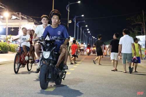 Vào những tối cuối tuần, khi phố đi bộ nhộn nhịp du khách, nhiều xe máy vẫn ngang nhiên luồn lách giữa dòng người. Không ít trường hợp người điều khiển không đội mũ bảo hiểm, di chuyển khá nhanh. Hình ảnh này không chỉ làm mất mỹ quan mà còn tiềm ẩn nguy cơ mất an toàn đối với du khách, đặc biệt là trẻ em.