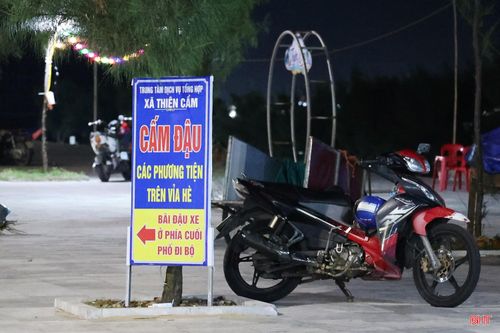 Trung tâm Dịch vụ tổng hợp xã Thiên Cầm đặt biển cấm nhưng phương tiện giao thông vẫn dừng đỗ không đúng quy định.