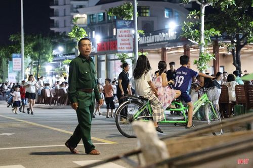 Ông Nguyễn Tiến Sự ở thôn Nhân Hòa, xã Thiên Cầm chia sẻ: "Đã gọi là phố đi bộ thì nên dành riêng cho người đi bộ. Xe máy, ô tô đi vào vừa mất an toàn, vừa làm mất mỹ quan. Chúng tôi mong chính quyền quản lý chặt hơn, không cho phương tiện đi vào để người dân và du khách có không gian vui chơi đúng nghĩa".