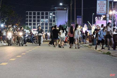 Tuy nhiên, thời gian qua, xe máy, xe máy điện, xe kéo tự ý đi vào khu vực dành cho người đi bộ đang làm mất đi ý nghĩa của tuyến phố, đồng thời tiềm ẩn nguy cơ mất an toàn giao thông.