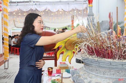 Phó Chủ tịch UBND tỉnh Nguyễn Thị Nguyệt dâng hương tại lễ giỗ.