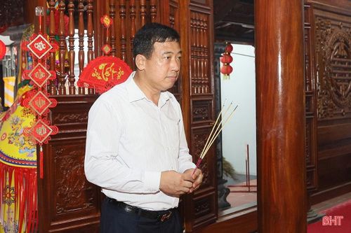 Chủ nhiệm Ủy ban Kiểm tra Tỉnh ủy Trần Tú Anh dâng hương tại lễ giỗ.