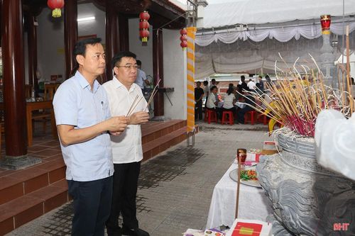 Trưởng Ban Tuyên giáo và Dân vận tỉnh ủy Hà Văn Hùng dâng hương tại lễ giỗ.