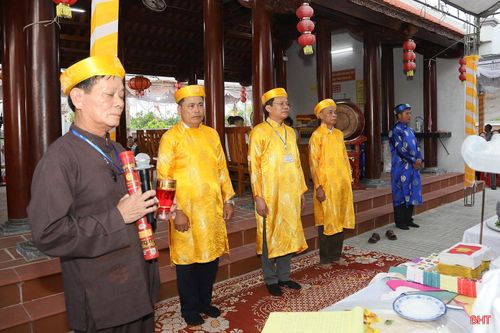 Lễ giỗ được tổ chức trang trọng theo nghi thức truyền thống.