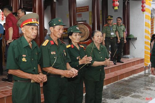 Nhân dân địa phương dâng hương, bày tỏ lòng thành kính và tri ân công đức của Thái úy Tô Hiến Thành.
