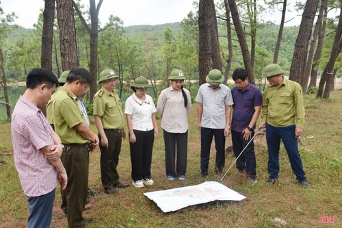 Đoàn nghe chủ rừng báo cáo những vấn đề khó khăn trong công tác PCCCR.