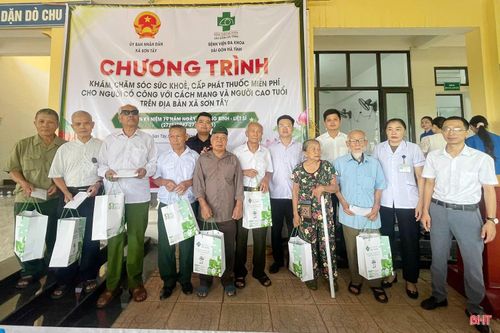 Bên cạnh việc khám bệnh và cấp phát thuốc miễn phí, các y, bác sĩ còn hướng dẫn người dân cách chăm sóc mắt đúng cách, xây dựng chế độ dinh dưỡng hợp lý và hình thành thói quen bảo vệ thị lực hằng ngày. Đây là những kiến thức thiết thực, giúp người dân chủ động phòng ngừa các bệnh lý về mắt ngay từ sớm. (Trong ảnh: Đại diện lãnh đạo xã Sơn Tây, Bệnh viện Đa khoa Sài Gòn - Hà Tĩnh tặng quà cho người có công với cách mạng, cựu chiến binh và người cao tuổi trên địa bàn).