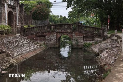 Cầu gạch cổ bắc qua con mương trước cổng làng Ước Lễ. (Ảnh: Vũ Quang/TTXVN)