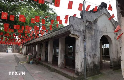 Dãy quán cổ bên trong cổng làng Ước Lễ vẫn được bảo tồn cùng không gian kiến trúc truyền thống, góp phần lưu giữ diện mạo làng quê Bắc Bộ qua nhiều thế kỷ. (Ảnh: Vũ Quang/TTXVN)