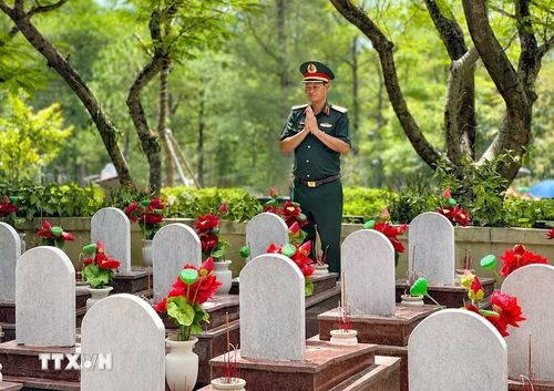 Gần nửa thế kỷ qua, Nghĩa trang Liệt sỹ Quốc gia Trường Sơn vẫn lặng lẽ đón những cuộc trở về, nơi những người còn sống tìm về tri ân những người đã nằm lại giữa đại ngàn. (Ảnh: Nguyên Linh/TTXVN)