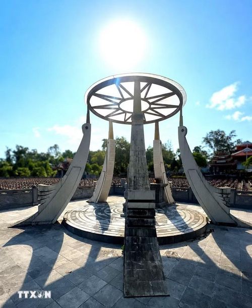 Giữa đại ngàn Trường Sơn, Nghĩa trang Liệt sỹ Quốc gia Trường Sơn không chỉ lưu giữ hơn 10.000 phần mộ liệt sỹ, mà còn lưu giữ một triết lý về lòng tri ân, nơi kiến trúc kể chuyện, thiên nhiên sẻ chia và đất mẹ dang rộng vòng tay đón những người con trở về. (Ảnh: Nguyên Linh/TTXVN)