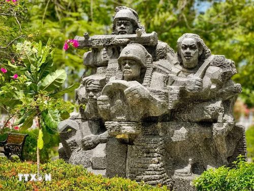Trên khối đá nguyên vẹn bên tượng đài trung tâm Nghĩa trang Liệt sỹ Quốc gia Trường Sơn, những hình ảnh về tuyến đường Trường Sơn huyền thoại được tái hiện như một trang sử bằng đá, ghi dấu những năm tháng khốc liệt mà hào hùng của dân tộc. (Ảnh: Nguyên Linh/TTXVN)