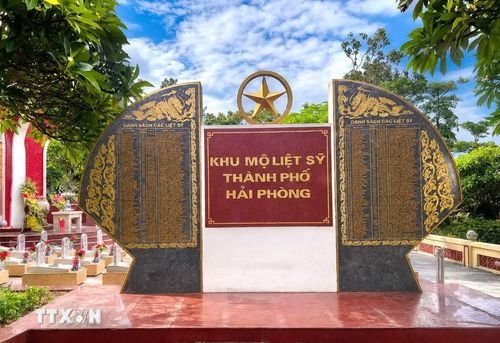 Khu mộ các liệt sỹ quê Hải Phòng tại Nghĩa trang Liệt sỹ Quốc gia Trường Sơn, nơi những người con của thành phố Cảng cùng yên nghỉ giữa đại ngàn Trường Sơn. (Ảnh: Nguyên Linh/TTXVN)