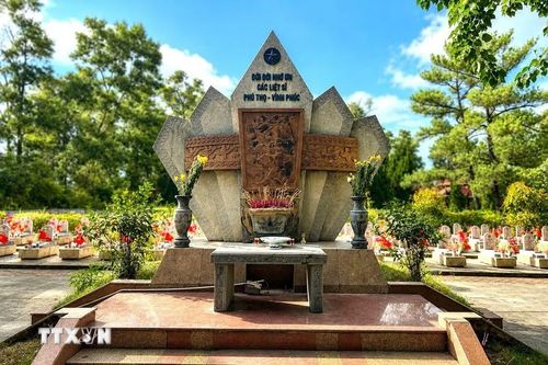 Khu mộ các liệt sỹ quê Phú Thọ-Vĩnh Phúc tại Nghĩa trang Liệt sỹ Quốc gia Trường Sơn, nơi những người con của vùng đất Tổ và Vĩnh Phúc cùng yên nghỉ giữa đại ngàn Trường Sơn. (Ảnh: Nguyên Linh/TTXVN)