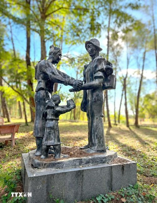 Sợi chỉ nhỏ bé nhưng chứa đựng tình cảm sâu nặng của nhân dân Lào dành cho những người lính trên tuyến Trường Sơn. (Ảnh: Nguyên Linh/TTXVN)